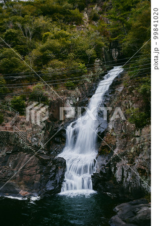 兵庫県 千苅ダムの放水滝 兵庫県 千苅ダムの放水滝 99841020