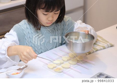 ホワイト・チョコレートを作る女子小学生 (8歳) 99841033
