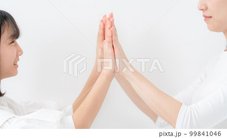 手を合わせる親子 99841046