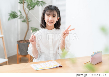 勉強をする小学生 ピース 勉強をする小学生 ピース 99841053
