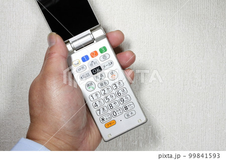 携帯電話を持つ男性の手元 携帯電話を持つ男性の手元 99841593