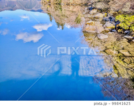 湖に写る青空と人影 湖に写る青空と人影 99841625