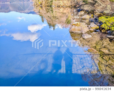湖に写る青空と人影 99841634