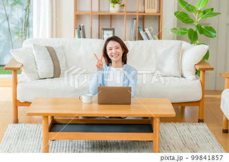 女性 リビング パソコン ピース 女性 リビング パソコン ピース 99841857
