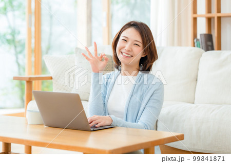 女性　リビング　パソコン　OK 99841871