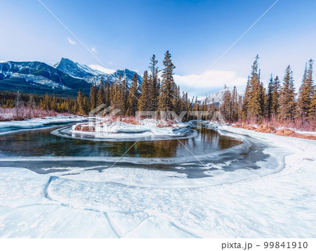 カナディアンロッキーのある生活 (カナダ - キャンモア) カナディアンロッキーのある生活 (カナダ - キャンモア) 99841910