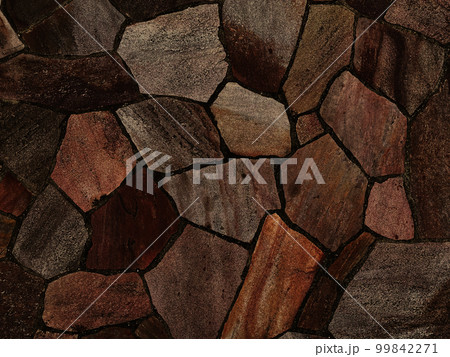 暗い茶色の乱張りした乱形の敷石の表面の背景画像 99842271
