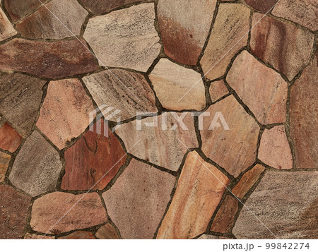 暗い薄茶色の乱張りした乱形の敷石の表面の背景画像 暗い薄茶色の乱張りした乱形の敷石の表面の背景画像 99842274