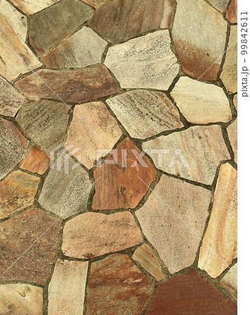 暗い薄黄土色の乱張りした乱形の敷石の表面の縦長の背景画像 暗い薄黄土色の乱張りした乱形の敷石の表面の縦長の背景画像 99842611