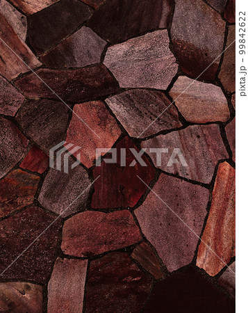 暗い赤茶色の乱張りした乱形の敷石の表面の縦長の背景画像 99842622