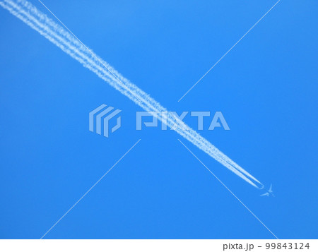 ジェット機と飛行機雲 ジェット機と飛行機雲 99843124