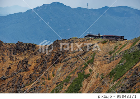 八ヶ岳連峰・阿弥陀岳から見る天望荘と御座山 八ヶ岳連峰・阿弥陀岳から見る天望荘と御座山 99843371