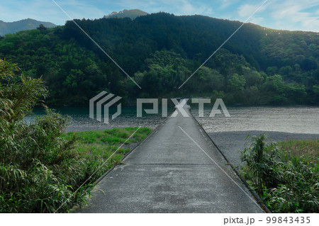 日本三大清流四万十川の高瀬沈下橋　高知県　 99843435