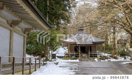 冬の中尊寺　金色堂脇に建つ経蔵　岩手県 99843878