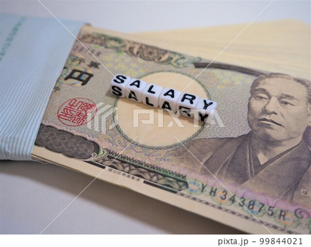 封筒に入った一万円札の札束と給料の文字 英字ビーズで「SALARY」（サラリー） 11 99844021