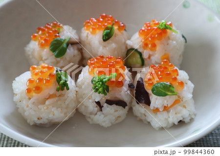 子どもが食べやすいイクラのてまり寿司 子どもが食べやすいイクラのてまり寿司 99844360