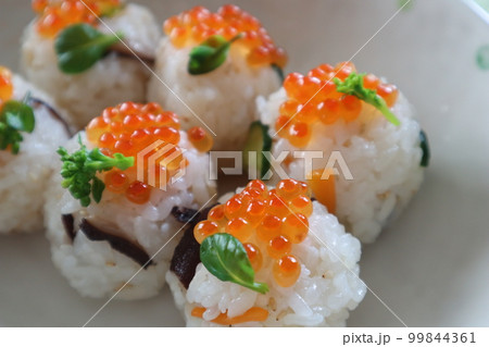 子どもが食べやすいイクラのてまり寿司 子どもが食べやすいイクラのてまり寿司 99844361