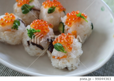 子どもが食べやすいイクラのてまり寿司 99844363