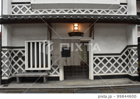 なまこ壁と暖簾 なまこ壁と暖簾 99844600