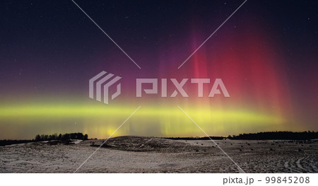 Northern lights - Aurora borealis dancing in the night sky. 99845208