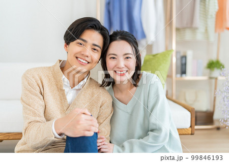 リビングでくつろぐ若いカップル リビングでくつろぐ若いカップル 99846193