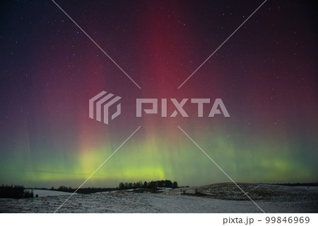 Northern lights - Aurora borealis dancing in the night sky. 99846969