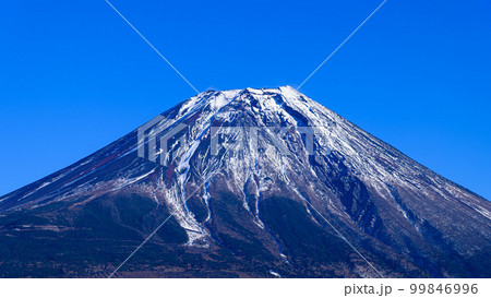 雪化粧した富士山クローズアップ（大沢崩れ） 99846996