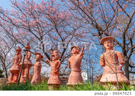 埴輪(はにわ)と桜 [御殿場市 ありがた山〕 埴輪(はにわ)と桜 [御殿場市 ありがた山〕 99847023