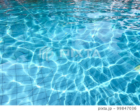 キラキラと光る水面がまぶしい夏のプールイメージ 99847036