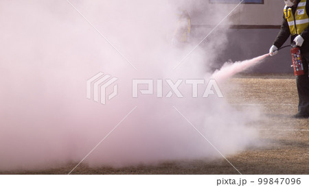 消火器で訓練 鎮火の写真素材 [99847096] - PIXTA