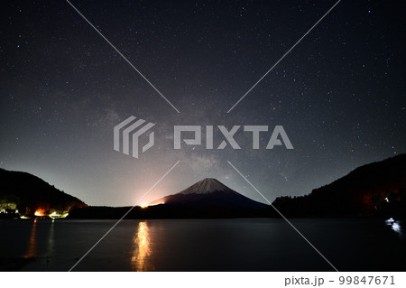 天の川と富士山　＜精進湖> 99847671