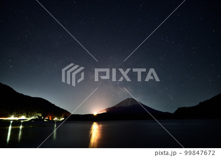 天の川と富士山 <精進湖> 天の川と富士山 <精進湖> 99847672