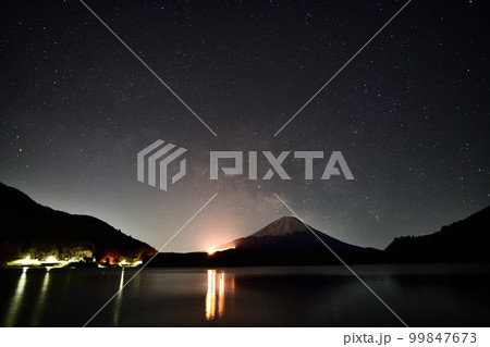 天の川と富士山 <精進湖> 天の川と富士山 <精進湖> 99847673