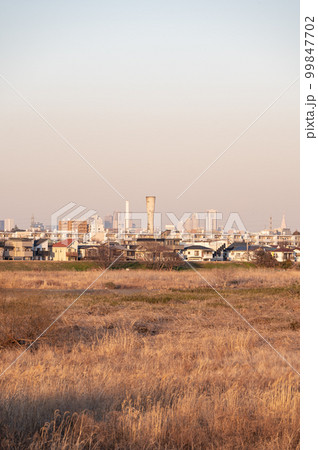 多摩川河川敷川崎方面から東京都内方面の風景2(2023.2月.17時頃撮影) 多摩川河川敷川崎方面から東京都内方面の風景2(2023.2月.17時頃撮影) 99847702
