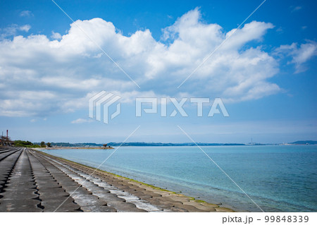 沖縄・海中道路で見える青空と海の風景 99848339