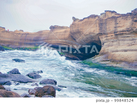 台湾の野柳地質公園 岩場へ押し寄せる波 台湾の野柳地質公園 岩場へ押し寄せる波 99848524