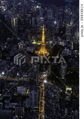 赤羽橋上空から東京タワー方向の夜景を空撮 99848614