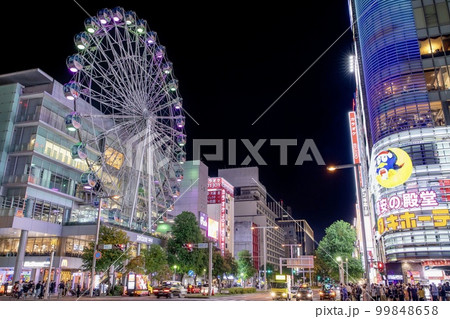名古屋市　栄の繁華街の夜景 99848658
