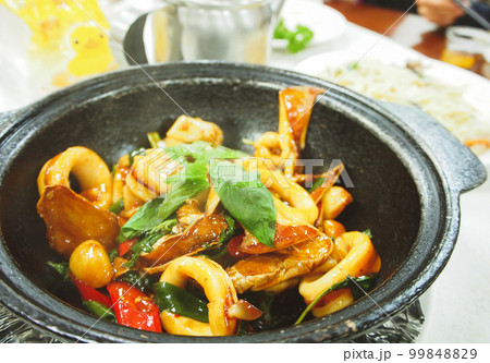 台湾料理 野菜とイカの炒め物 台湾料理 野菜とイカの炒め物 99848829