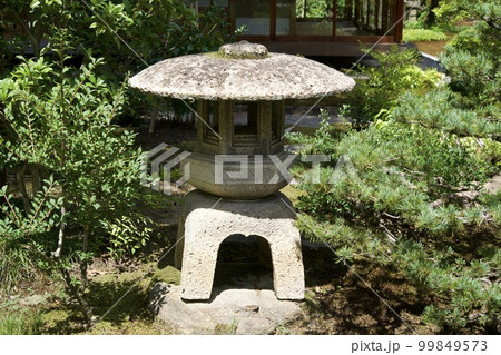 日本庭園の灯篭 日本庭園の灯篭 99849573