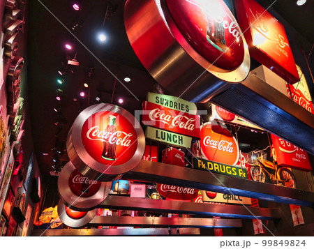 世界各地のコカコーラのロゴ 99849824