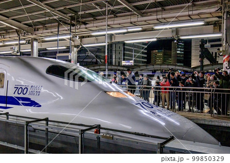 引退直前の700系新幹線 名古屋駅にて 引退直前の700系新幹線 名古屋駅にて 99850329
