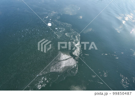 北海道 船上から見た網走川の流氷 北海道 船上から見た網走川の流氷 99850487