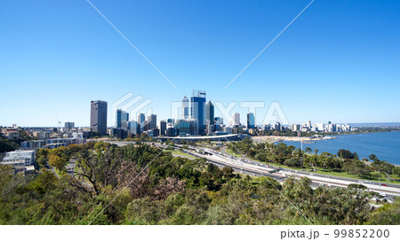 快晴のパースの美しい都市風景 99852200