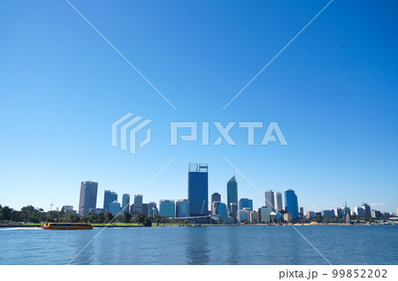 スワン川から眺めるパースのビル群 99852202