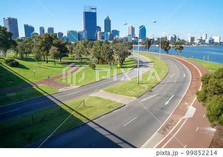 パースのビル群と近郊の道路 99852214