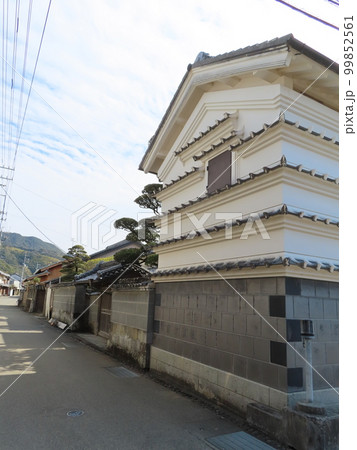 高知県室戸市吉良川町の街並み保存地区の建物、白い壁が美しい、蔵のような建物 高知県室戸市吉良川町の街並み保存地区の建物、白い壁が美しい、蔵のような建物 99852561
