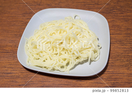 茹でた米粉麺　中華麺風 99852813