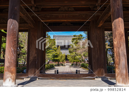 京都市 禅寺 三門から望む法堂 京都市 禅寺 三門から望む法堂 99852814