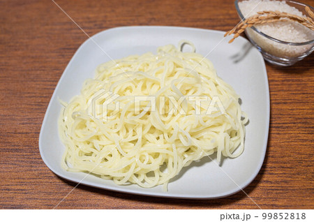 茹でた米粉麺　中華麺風 99852818